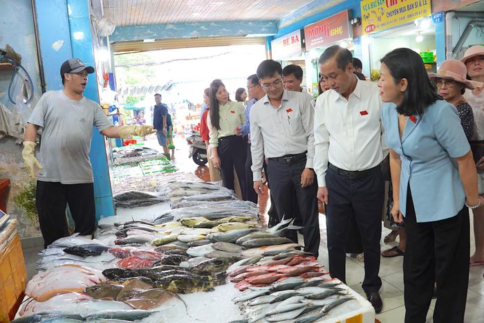  Thường trực HĐND TPHCM giám sát ATTP tại chợ hải sản Xóm Lưới. QUANG HUY 