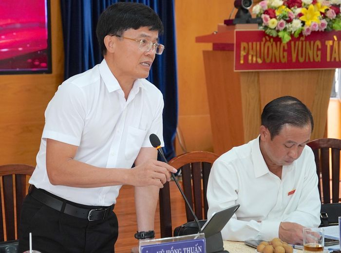  Chủ tịch UBND phường Vũng Tàu Vũ Hồng Thuấn phát biểu tại buổi giám sát. QUANG HUY 