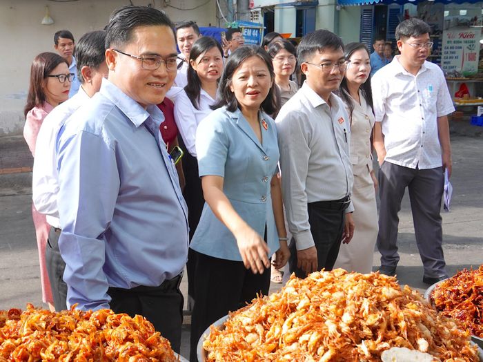 Thành viên đoàn giám sát ATTP tại chợ hải sản Xóm Lưới. QUANG HUY 