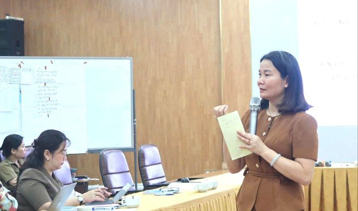  TS Nguyễn Thị Phương trình bày chuyên đề về giới và kỹ năng lồng ghép giới trong lãnh đạo, quản lý thực thi chính sách. Ảnh: PHƯƠNG LOAN 