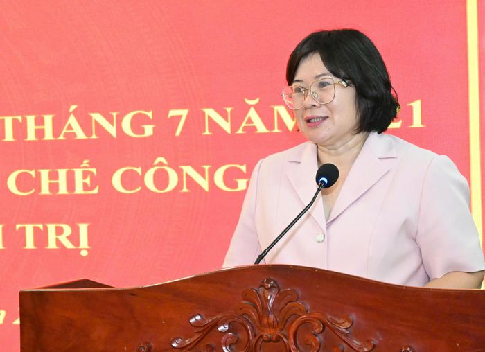Phó Bí thư Thành ủy TPHCM Văn Thị Bạch Tuyết phát biểu tại hội nghị. Ảnh: VIỆT DŨNG