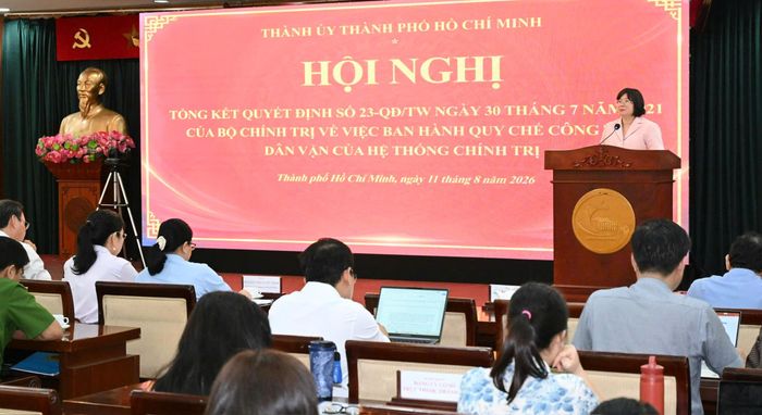 Đồng chí Văn Thị Bạch Tuyết phát biểu tại hội nghị. Ảnh: VIỆT DŨNG