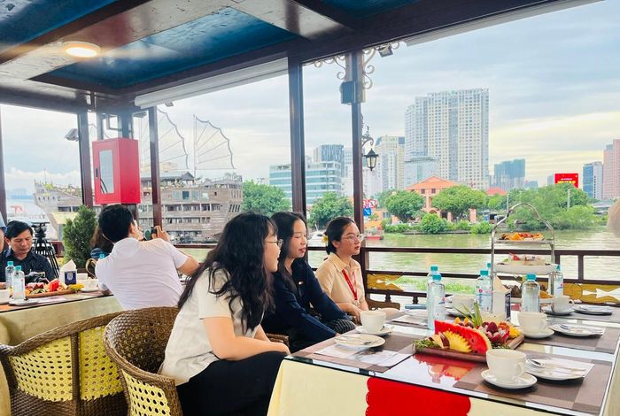 Du khách trải nghiệm tour ngắm hoàng hôn trên sông Sài Gòn
