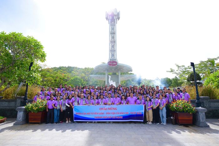  Đoàn đại biểu bắt đầu hành trình về nguồn tại Nghĩa trang Liệt sĩ thành phố Huế. Ảnh: HOÀNG HÙNG 
