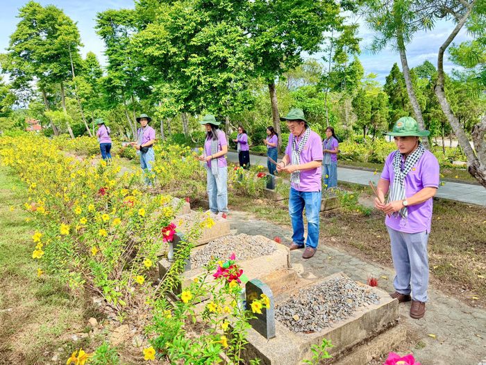  Đại biểu dâng hương tại Nghĩa trang Liệt sĩ thành phố Huế. Ảnh: HOÀNG HÙNG 