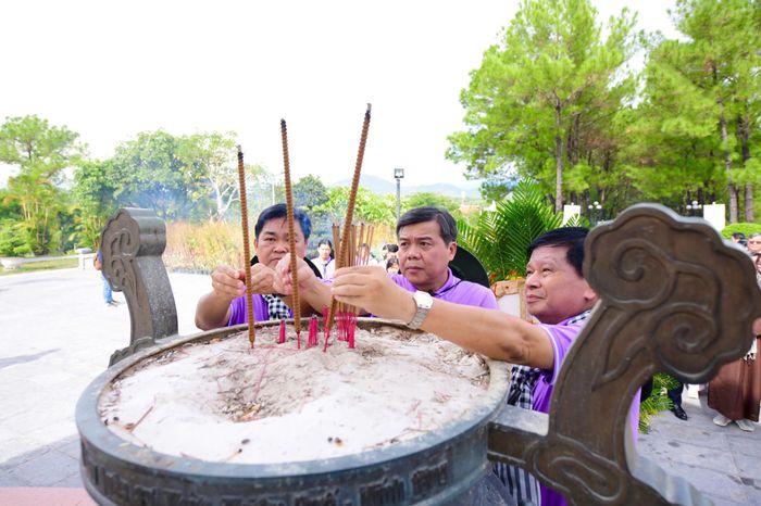  Đại biểu dâng hương tưởng niệm các Anh hùng liệt sĩ. Ảnh: HOÀNG HÙNG 