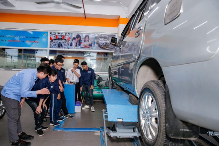  Sinh viên ngành Công nghệ Kỹ thuật Ô tô HUTECH học thực hành tại xưởng ô tô của trường. Ảnh: CÔNG CHƯƠNG 