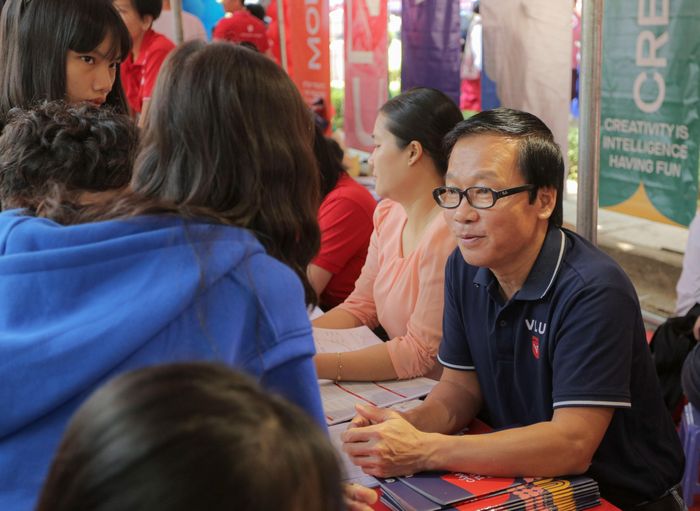  TS Võ Văn Tuấn tư vấn cho học sinh THPT. 