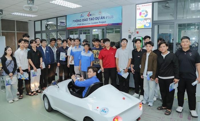  Học sinh THPT tìm hiểu thông tin ngành nghề tại Trường ĐH Công nghiệp TPHCM. Ảnh: CÔNG CHƯƠNG 