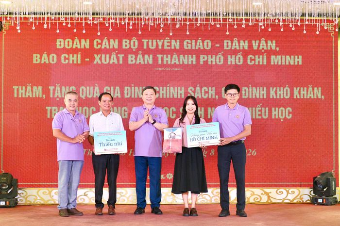  Đoàn đại biểu trao tặng 2 tủ sách tại chương trình. Ảnh: HOÀNG HÙNG 