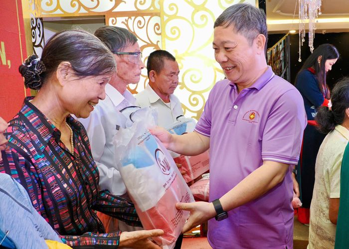  Đồng chí Dương Anh Đức trao quà đến các hộ dân có hoàn cảnh khó khăn. Ảnh: HOÀNG HÙNG 
