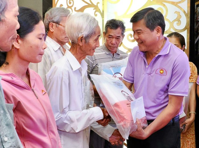  Đồng chí Tăng Hữu Phong trao áo ấm và quà cho người dân tại chương trình. Ảnh: HOÀNG HÙNG 