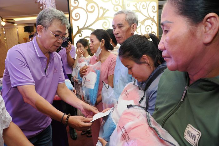  Phó Tổng Thư ký Tòa soạn Báo Sài Gòn Giải Phóng Ngô Quang Trưởng trao quà và áo ấm đến các hộ dân có hoàn cảnh khó khăn. Ảnh: HOÀNG HÙNG 