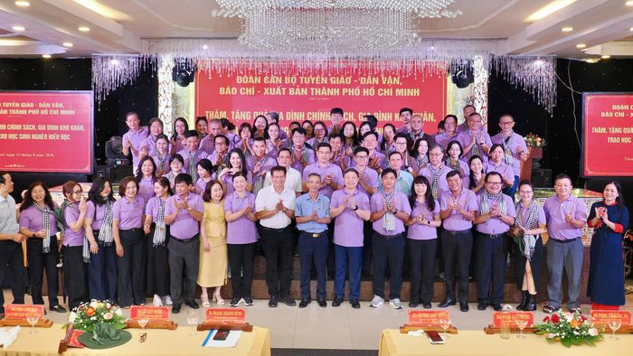  Đại biểu chụp hình lưu niệm tại chương trình. Ảnh: HOÀNG HÙNG 