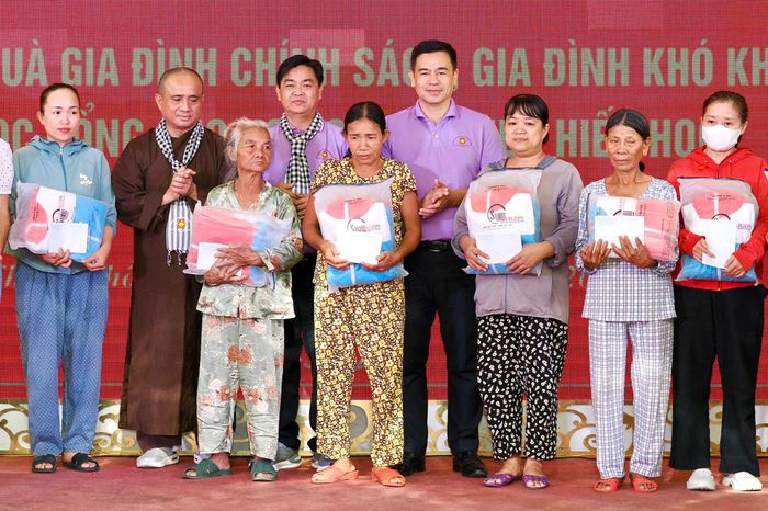  Đồng chí Phạm Quý Trọng và đồng chí Lê Văn Minh trao quà đến gia đình có hoàn cảnh khó khăn. Ảnh: HOÀNG HÙNG 
