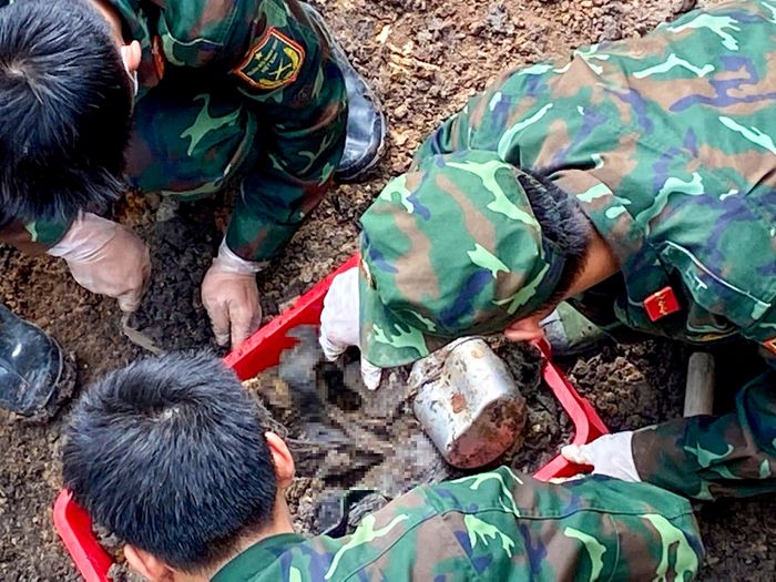  Một bình tông đựng nước kèm theo bộ hài cốt liệt sĩ được tìm thấy ở Công viên Lê Thị Riêng 