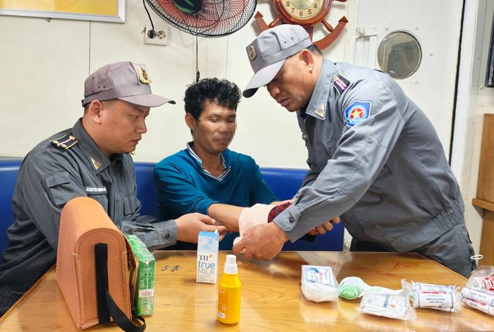  Tổ cứu thương tàu KN466 nhanh chóng cầm máu, cố định cánh tay bị gãy và hỗ trợ hồi sức cho nạn nhân 