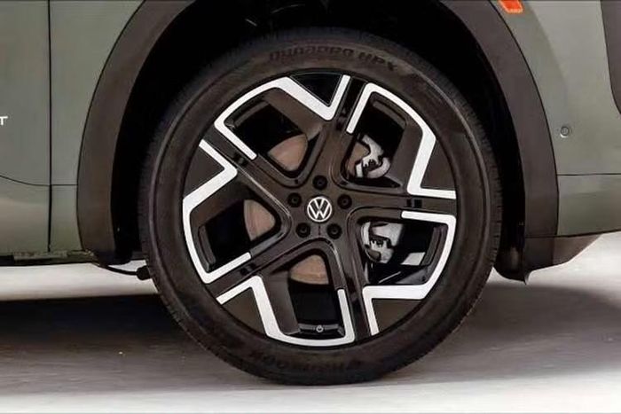 Mặc dù phần trước xe khá giống với Atlas tiêu chuẩn , nhưng Cross Sport thấp hơn 53,34mm và ngắn hơn 137,16mm. Đèn hậu LED nổi bật hơn được trang bị ở phía sau, và Volkswagen đã thiết kế các bộ mâm xe mới kích thước 18, 20 và 21 inch cho mẫu SUV này. Ba màu sắc mới cũng được bổ sung vào bảng màu: Blackberry Metallic, Dark Sage Metallic và Sandstone.