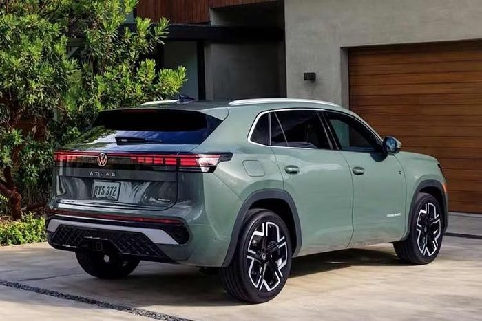 Về mặt ngoại hình, Atlas Cross Sport mới không khác biệt nhiều so với thế hệ đầu tiên. Tuy nhiên, nó chắc chắn trông hiện đại hơn, với các hốc hút gió lớn hơn nhiều, lưới tản nhiệt màu đen và đèn pha LED xếp chồng lên nhau với logo VW phát sáng cho tất cả các phiên bản ngoại trừ phiên bản cơ bản.
