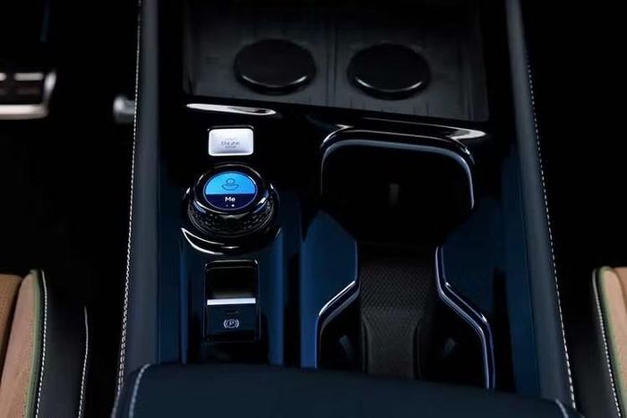 Thế hệ mới của Atlas Cross Sport cũng được trang bị các dịch vụ xe kết nối cao cấp thông qua hệ thống myVW+, bao gồm định vị với thông tin giao thông thời gian thực, hệ thống điều khiển bằng giọng nói sử dụng trí tuệ nhân tạo tạo sinh và điểm phát Wi-Fi. Màn hình thông tin giải trí trung tâm cũng có thể được sử dụng để chơi game.