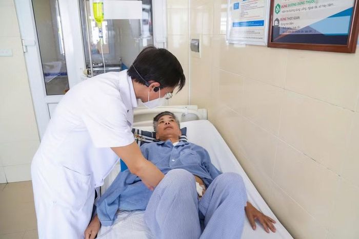 Bác sĩ thăm khám cho bệnh nhân sau phẫu thuật - Ảnh BVCC