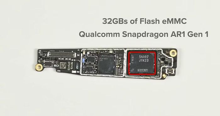 Bảng mạch ở gọng bên trái cùng chip Snapdragon AR1 Gen 1