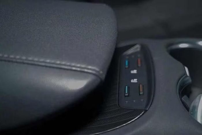 Mô-tơ phía sau của mẫu xe Toyota Harrier 2027 cũng hỗ trợ tăng lực kéo khi xe khởi hành và di chuyển ở tốc độ thấp. Bên cạnh việc tinh giản hệ truyền động, Toyota bổ sung một số trang bị nhằm tăng tính thực dụng cho Harrier.