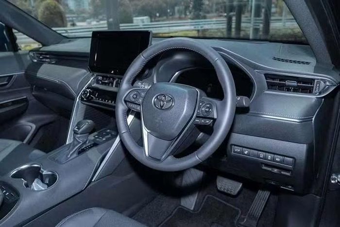 Hệ truyền động của Harrier 2027 sử dụng động cơ xăng 4 xi-lanh 2.5L mã A25A-FXS, sản sinh công suất 178 PS và mô-men xoắn cực đại 221 Nm. Trên phiên bản dẫn động cầu trước, động cơ xăng kết hợp với mô-tơ điện công suất 120 PS, mô-men xoắn 202 Nm và hộp số E-CVT. Tổng công suất hệ thống đạt 218 PS.