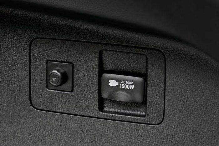 Tất cả phiên bản đời 2027 được trang bị tiêu chuẩn ổ cắm AC 100V với công suất tối đa 1.500 W, cho phép sử dụng xe như một nguồn cấp điện trong những tình huống cần thiết. Khu vực khoang hành lý cũng được bố trí thiết bị kết nối để cấp nguồn cho các thiết bị bên ngoài.