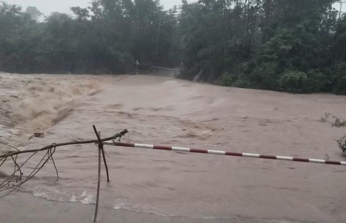 Nước lũ đổ về nhanh, chảy xiết khiến đoạn đường vào xã A Dơi bị chia cắt. Ảnh: UBND xã A Dơi