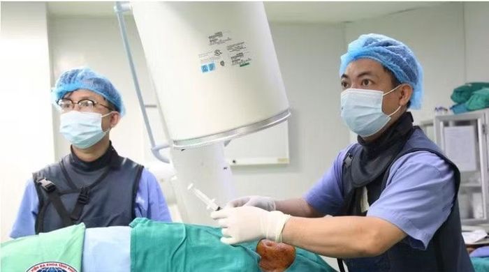 Đốt sóng cao tần xung điều trị cho bệnh nhân - Ảnh BVCC