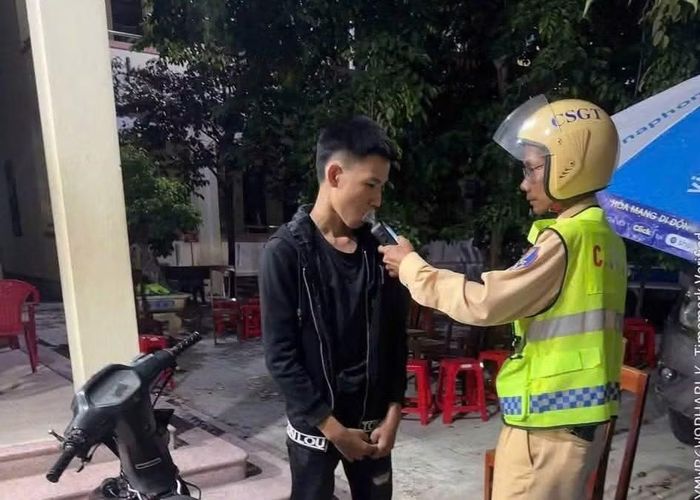 Công an kiểm tra nhanh ma tuý, nồng độ cồn. Ảnh CA Gia Lai