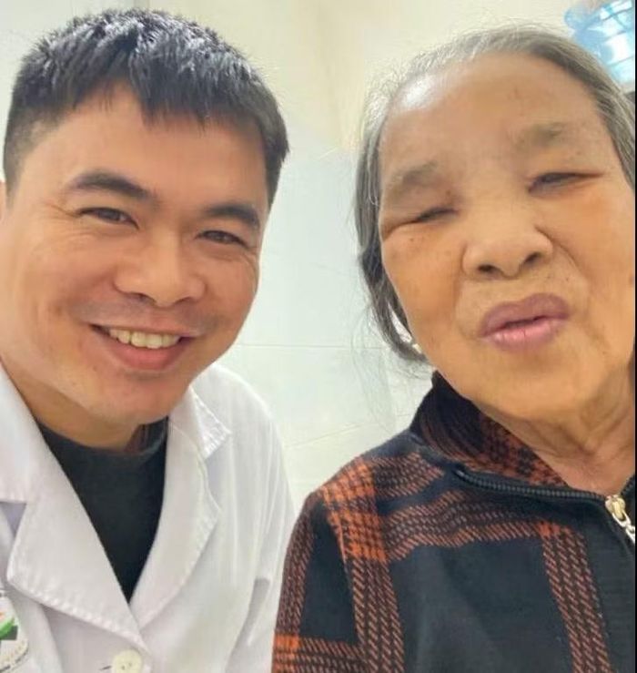 Bác sĩ và bệnh nhân sau điều trị - Ảnh BVCC