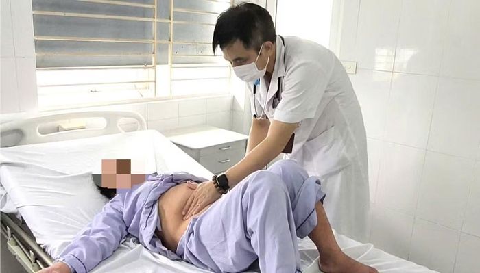 Bác sĩ thăm khám cho bệnh nhân sốc do sốt xuất huyết - Ảnh BVCC