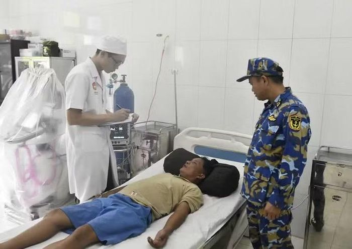 Bác sĩ đang thăm khám, chữa trị cho bệnh nhân. Ảnh: T.Vũ.