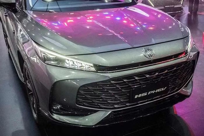 Thay đổi trên mẫu xe SUV MG HS 2027 thế hệ mới là kích thước. Theo đó, mẫu xe này sở hữu chiều dài dao động từ 4.655 - 4.670 mm, tùy phiên bản, chiều rộng 1.890 mm và chiều dài cơ sở 2.765 mm. So với phiên bản cũ, chiều dài cơ sở của xe đã tăng 45 mm.