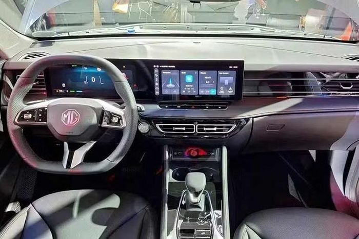 Tùy theo phiên bản, xe sẽ có những trang bị tiêu chuẩn như kết nối Apple CarPlay/Android Auto không dây, sạc điện thoại không dây, hệ thống âm thanh 8 loa, cửa sổ trời toàn cảnh Panorama, cửa cốp chỉnh điện, đèn viền nội thất LED, camera 360 độ và gói công nghệ an toàn chủ động MG Pilot ADAS.