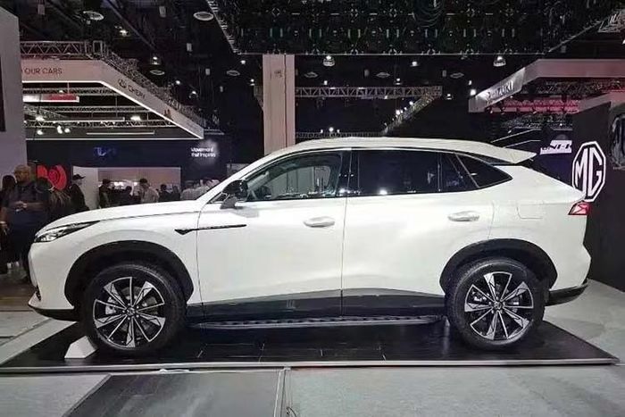 Trong khi đó, MG HS PHEV 2027 được trang bị máy xăng 4 xi-lanh, dung tích 1.5L, cho công suất tối đa 141 mã lực. Động cơ này kết hợp với mô-tơ điện mạnh 207 mã lực, mang đến tổng công suất 322 mã lực và mô-men xoắn cực đại 570 Nm. Nhờ đó, xe có thể tăng tốc từ 0-100 km/h trong thời gian 6,8 giây.