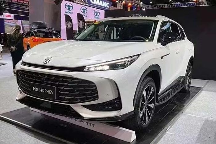Ngoài ra, mẫu SUV cỡ C này còn được trang bị pin 24,7 kWh, cho phép xe chạy 121 km mà không tốn 1 giọt xăng. Khi kết hợp cả động cơ xăng và pin, xe có thể chạy hết quãng đường 1.065 km. Pin của xe có thể sạc bằng động cơ hoặc bằng bộ sạc chậm AC 7 kW với thời gian sạc đầy pin trong 4,5 giờ. Hiện chưa rõ giá bán của MG HS 2027 ở Việt Nam.