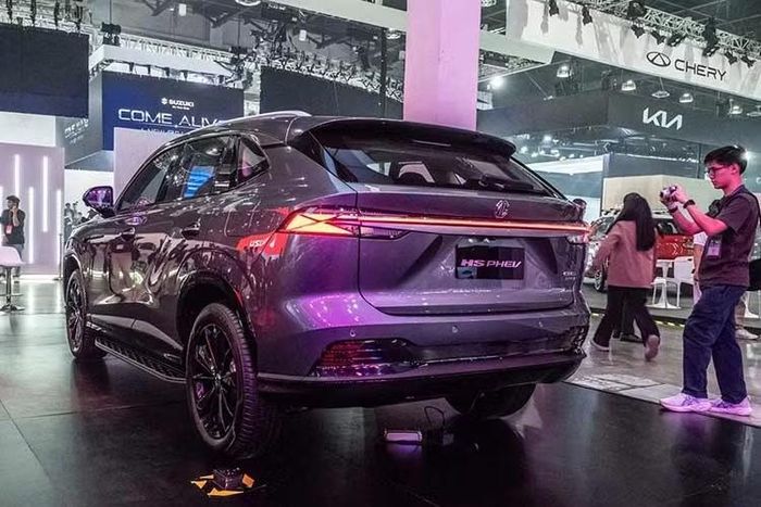 Tương tự ZS, MG HS 2027 cũng đã được cải tiến cả về thiết kế, trang bị và động cơ. Trong đó, đáng chú ý nhất chính là động cơ mới nằm bên dưới nắp ca-pô. Hiện chưa rõ xe ở Việt Nam dùng động cơ nào. Trong khi đó, tại một số thị trường Đông Nam Á, xe có 2 tùy chọn động cơ, bao gồm hybrid thông thường và hybrid sạc điện (PHEV).
