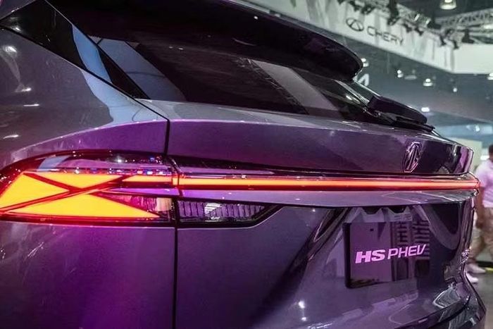 Thiết kế ngoại thất của MG HS 2027 được cải tiến ở những khu vực như lưới tản nhiệt, cản trước/sau, đèn pha/đèn hậu, khe gió và vành la-zăng. Ở thị trường nước ngoài, mẫu xe này dùng mâm 19 inch với thiết kế 5 chấu kép phối 2 màu thể thao.