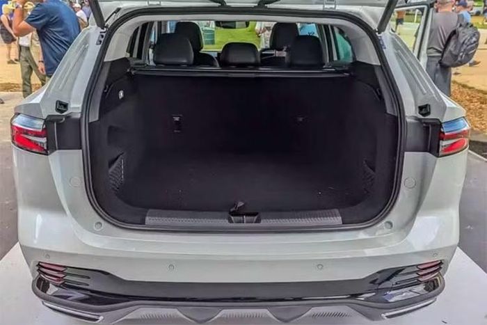 Ở phiên bản hybrid, MG HS 2027 dùng động cơ 4 xi-lanh, tăng áp, dung tích 1.5L, đi kèm mô-tơ điện, tạo ra tổng công suất 221 mã lực cùng mô-men xoắn cực đại 340 Nm. Bên cạnh đó là pin 1,83 kWh và hộp số tự động 2 cấp dành riêng cho xe hybrid. Lượng nhiên liệu tiêu thụ trên đường hỗn hợp của MG HS Hybrid 2027 là 4,6 lít/100 km.