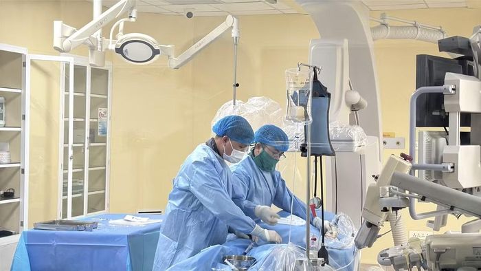 Ê-kíp can thiệp cho bệnh nhân - Ảnh BVCC