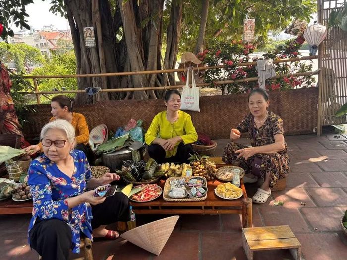 Phiên chợ quê với nông sản, đồ ăn vặt được tổ chức trong không gian hội làng.