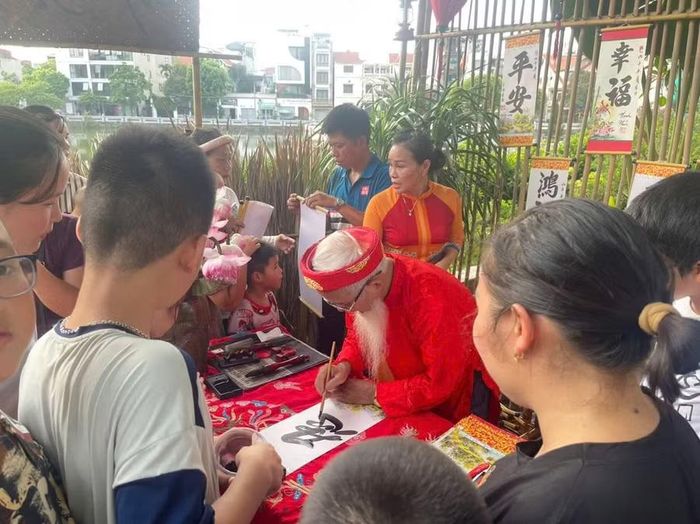 Góc ông đồ tại không gian 'Phúc Xá Bắc Biên - Tiếp nối mạch nguồn văn hóa'.