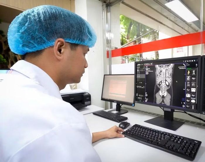 BS.CKI Ngô Tường Phong- Khoa Ngoại tổng quát đánh giá tình trạng tổn thương gan của bệnh nhân lúc nhập viện.
