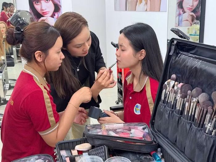 Một buổi học thực hành tại Trường Trung cấp Bách khoa Toàn Cầu.