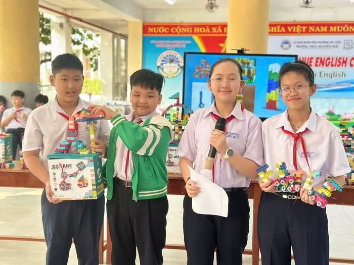 Học sinh khối lớp 6 Trường THCS Nguyễn Huệ sinh hoạt CLB tiếng Anh.