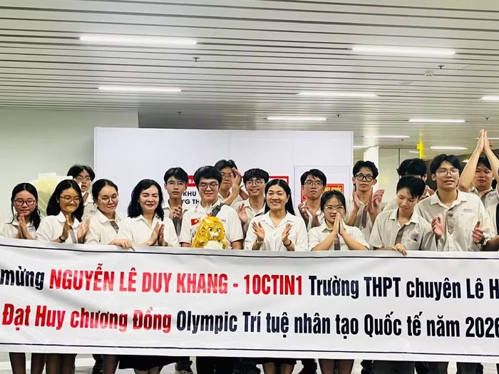 Thầy cô và bạn bè đón Duy Khang tại sân bay.