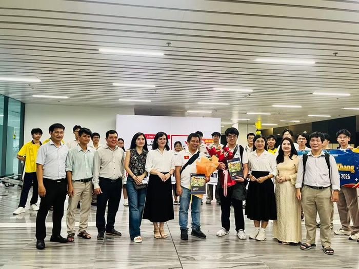 Thầy cô gia đình và bạn bè chúc mừng Duy Khang.